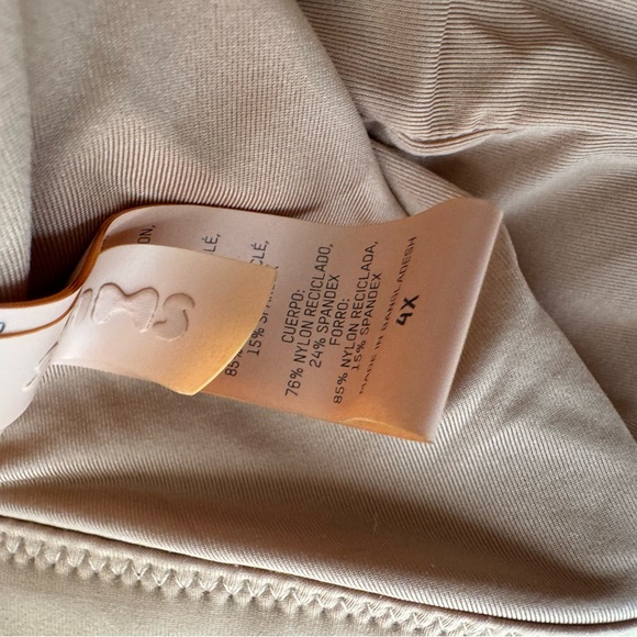 Skims bra size 4X - Picture 3 of 3